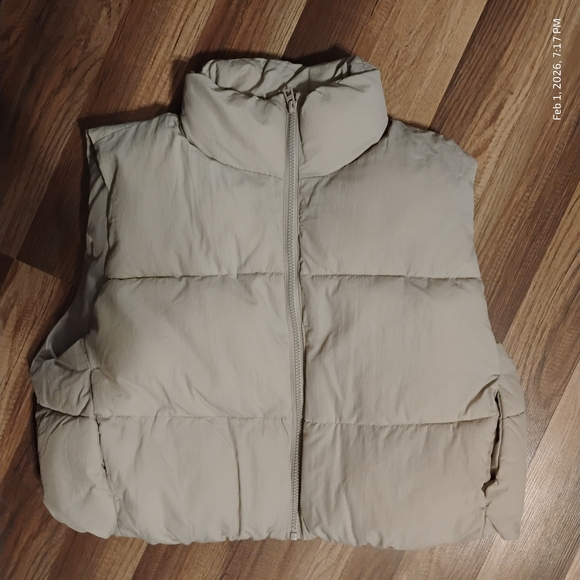 H&M Jackets & Blazers - H&M Divided Women's Large Cream Puffer Vest